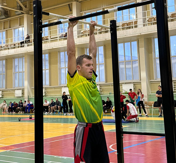 Участник подтягивания имеет право.