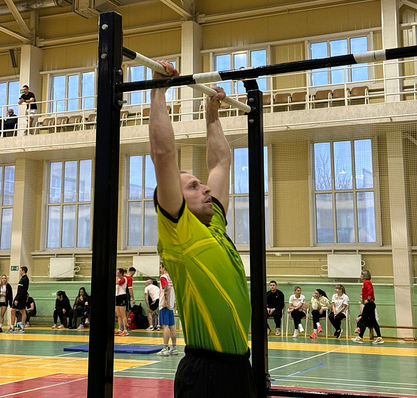 Участник подтягивания имеет право.